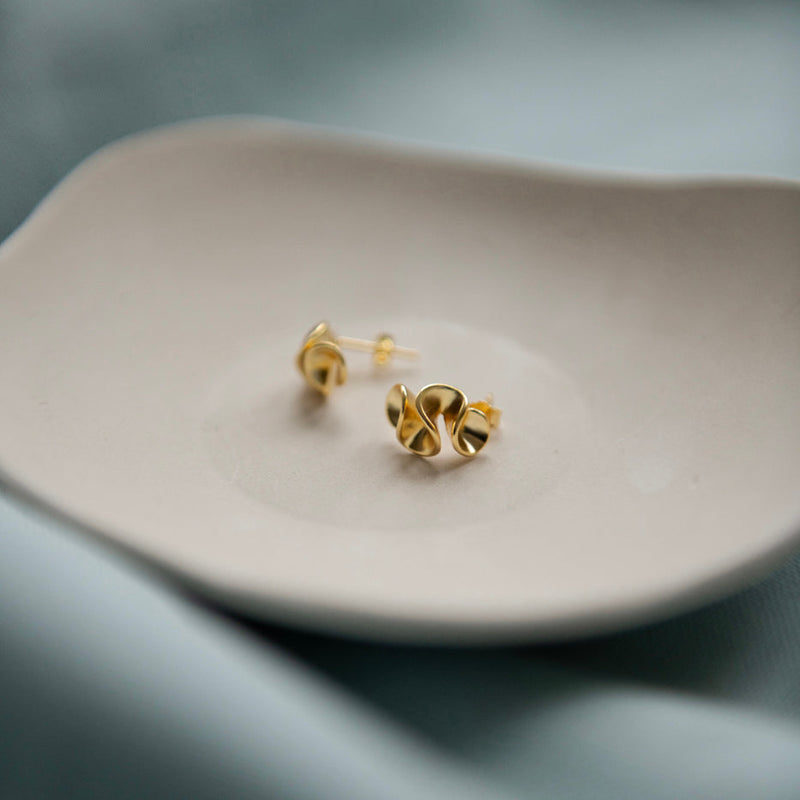 Swirl gold earrings